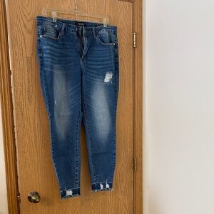 Judy Blue Medium Wash Distressed Cropped Jeans